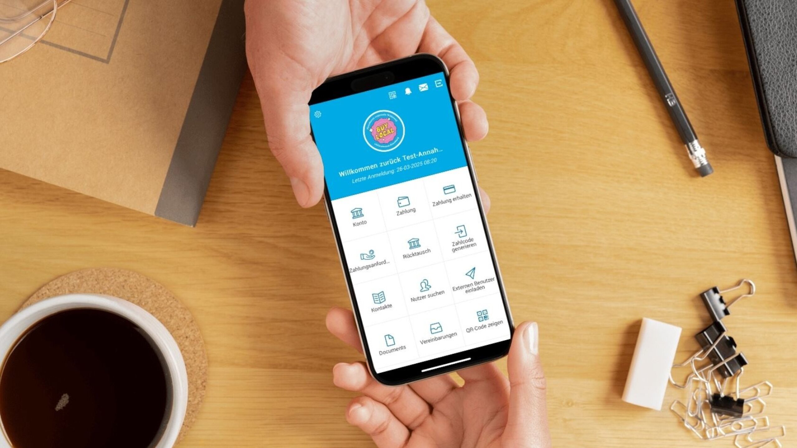 Zwei Hände halten ein Smartphone