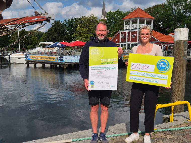 Femke Grigull und eine Person vom Lions Club halten einen Spendencheck
